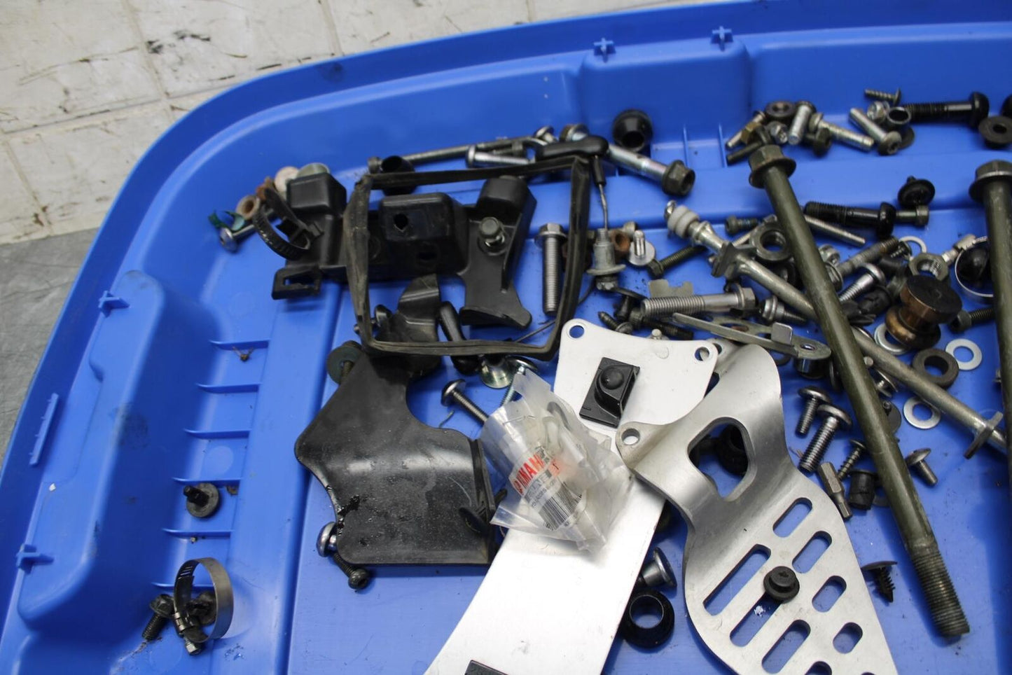 2007 Yamaha YZF R6 LEFTOVER MOUNTING BOLTS HARDWARE MOTOR SCREWS BB525