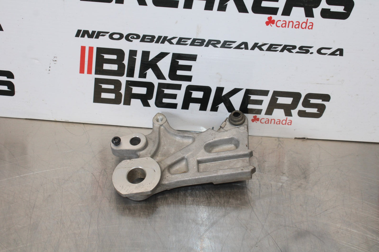 22-25 YAMAHA YZF R7 REAR BRAKE CALIPER HANGER BACK MOUNTING BRACKET BB176