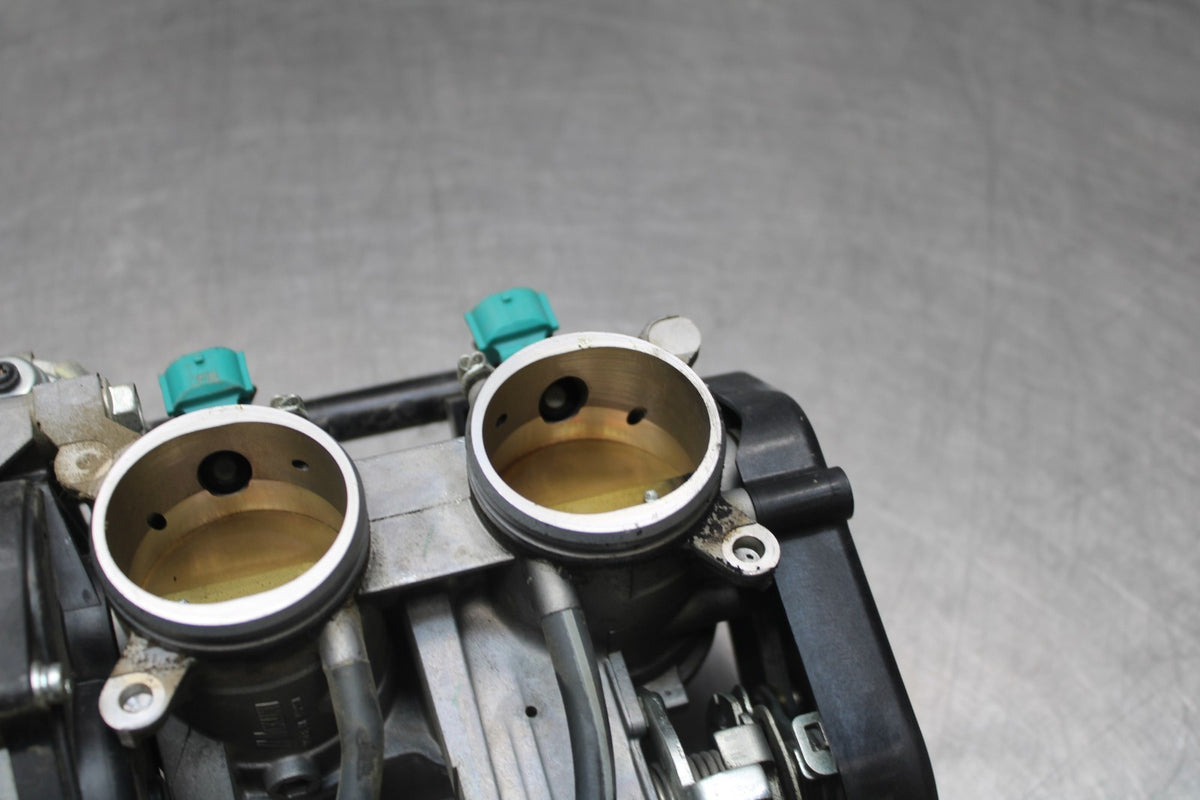 13 YAMAHA YZF R1 MAIN FUEL INJECTORS / THROTTLE BODIES BB781