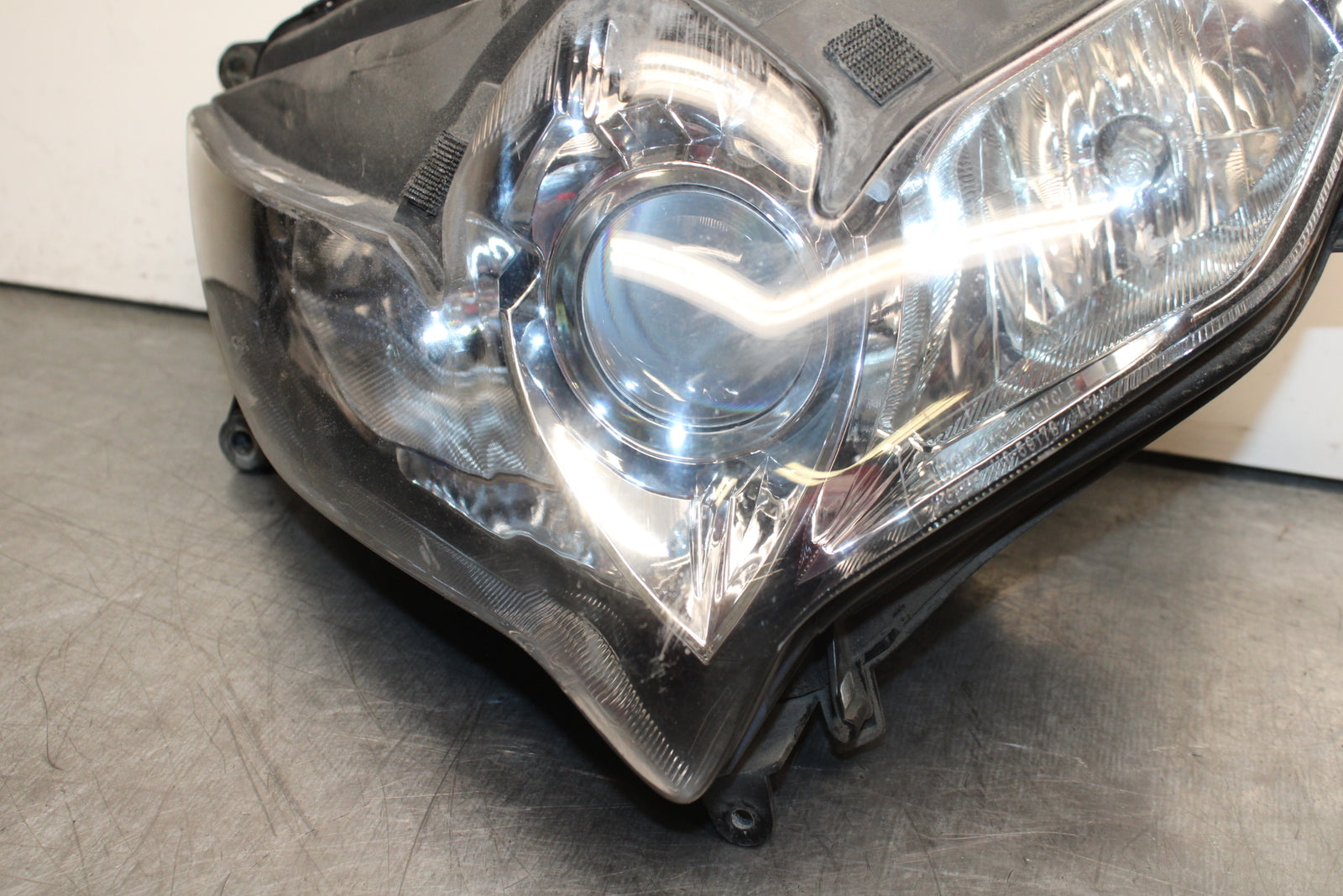 08-10 SUZUKI GSXR 600 FRONT HEADLIGHT HEAD LIGHT LAMP BB753