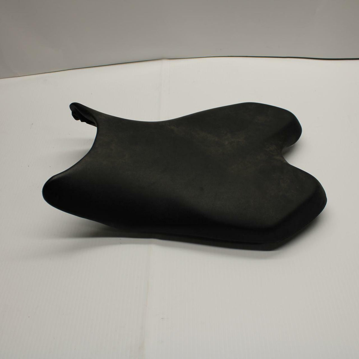 08-16 YAMAHA YZF R6 FRONT DRIVERS SEAT PAD SADDLE PILLION BB247