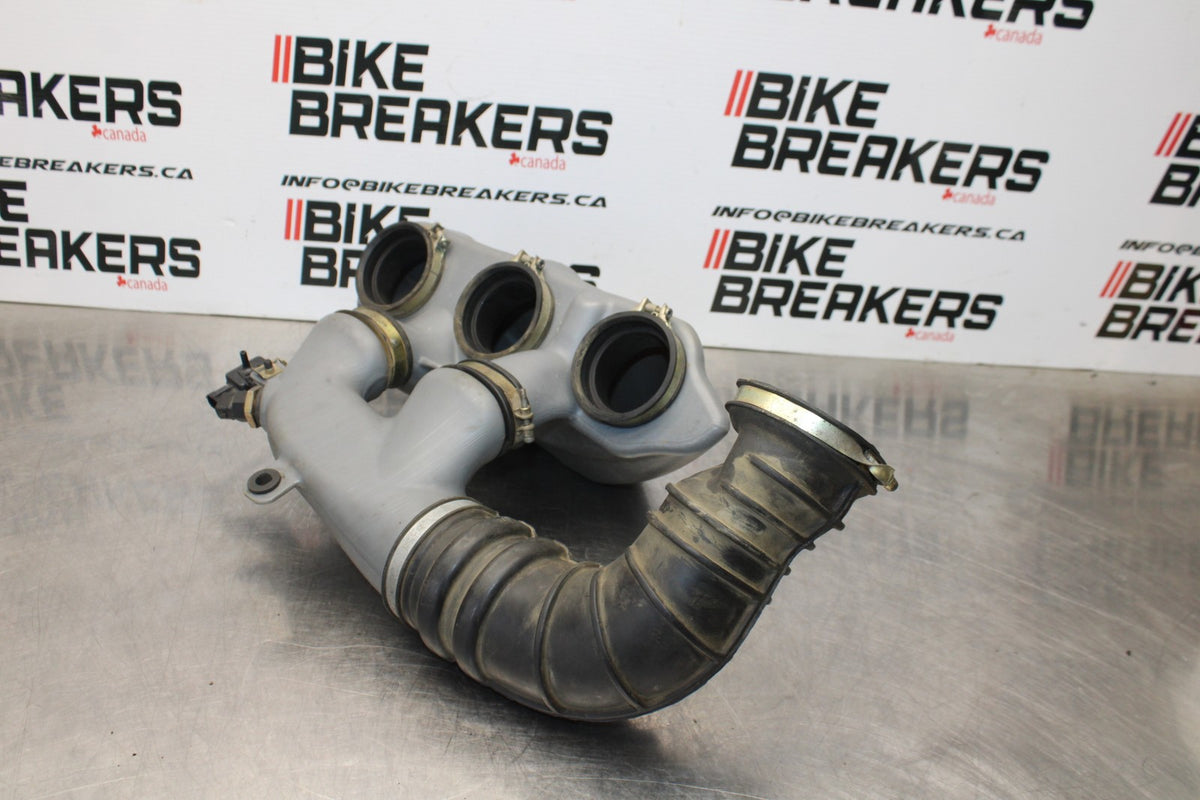 05 TRIUMPH ROCKET III AIR INTAKE DUCT TUBE BB186