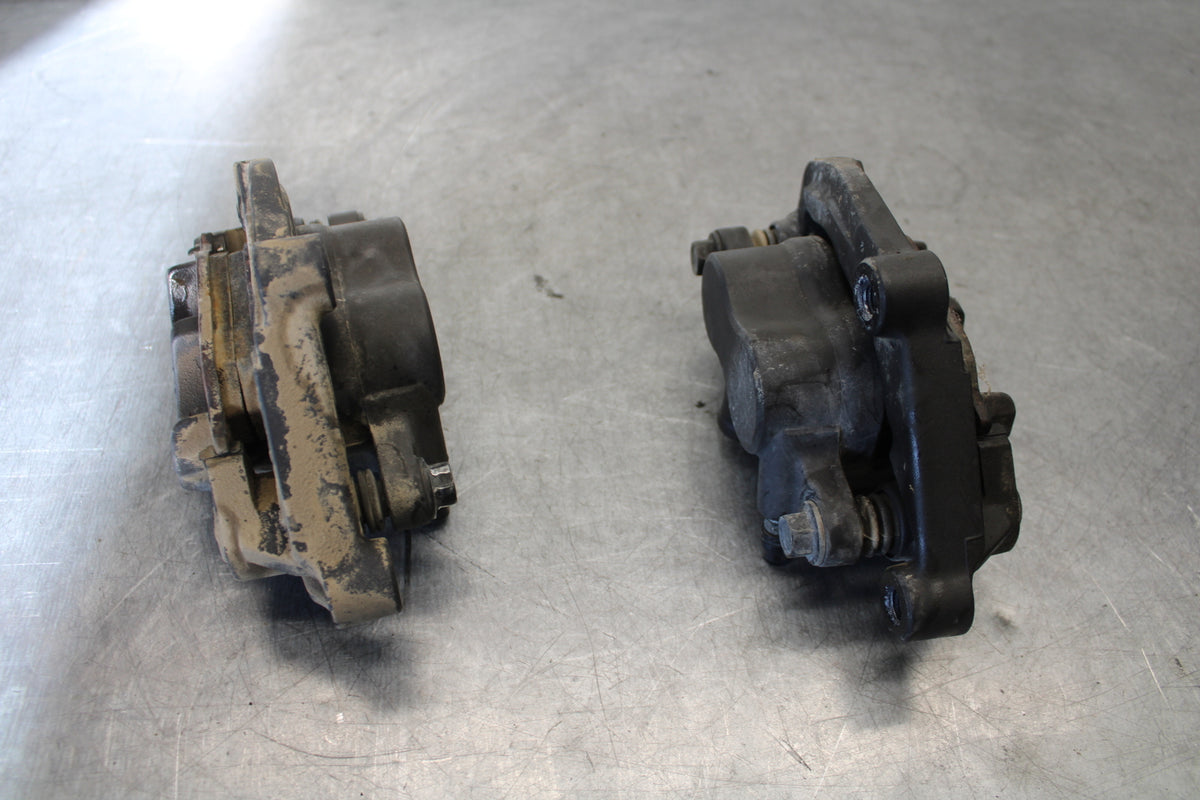 09-15 YAMAHA FZ6R RIGHT LEFT FRONT BRAKE CALIPER SET PAIR CALIPERS BB686