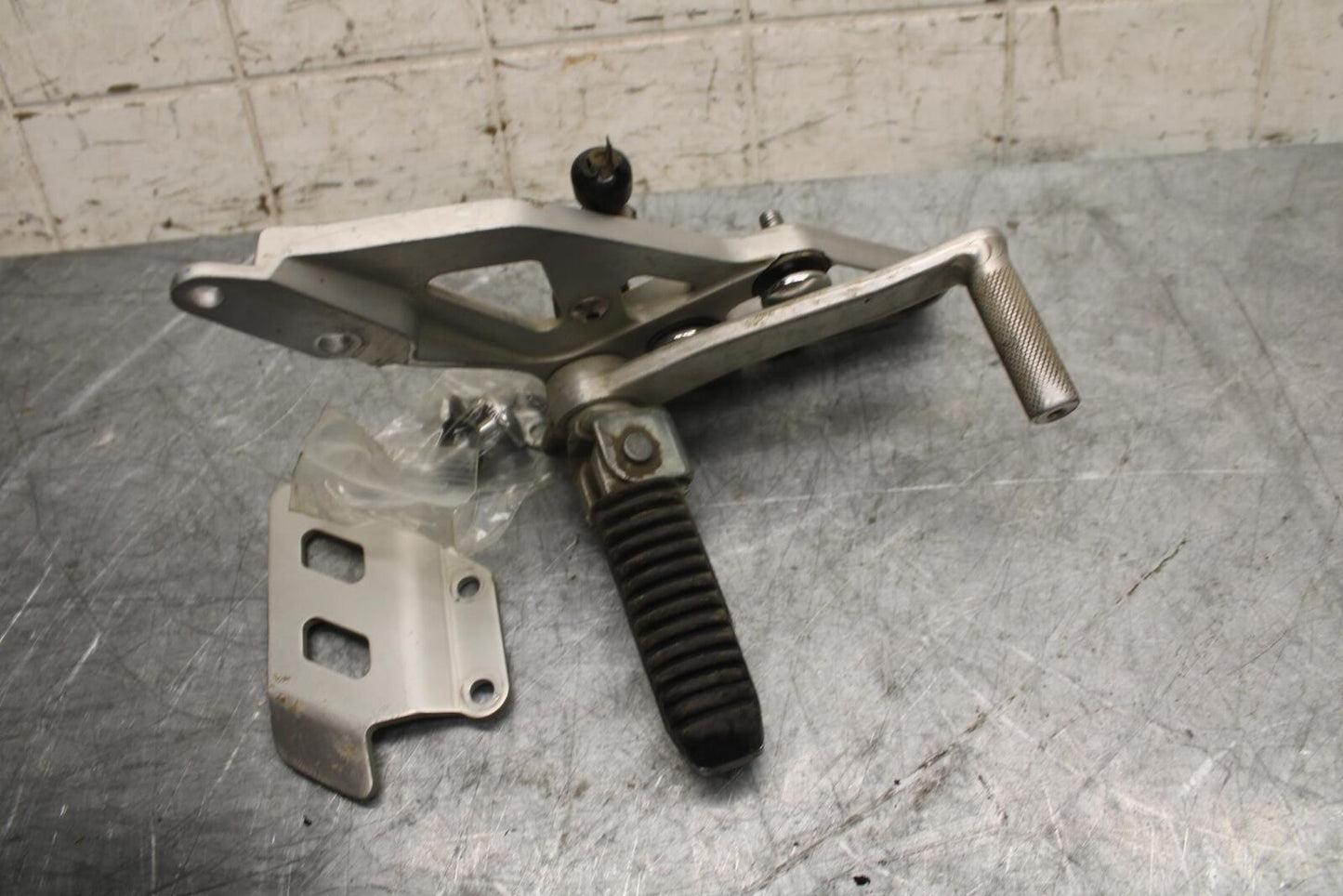 1993 Suzuki GSXR1100W RIGHT REARSET REAR SET DRIVER FOOT PEG BRACKET MOUNT BB46