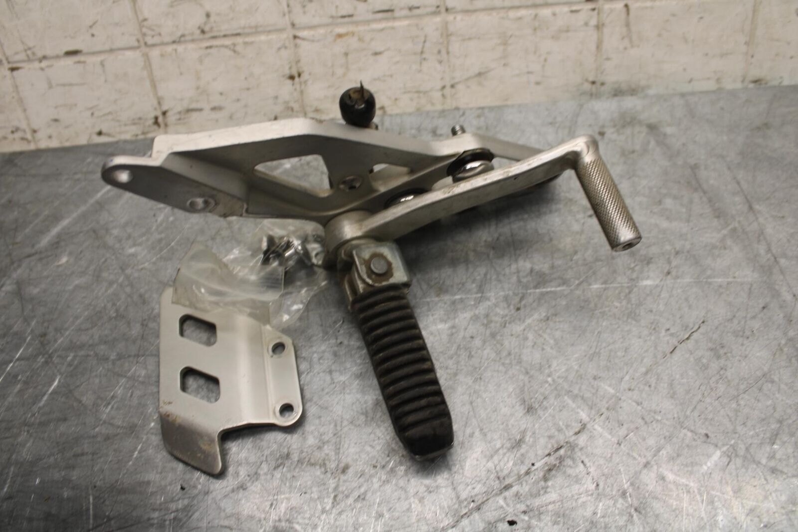 1993 Suzuki GSXR1100W RIGHT REARSET REAR SET DRIVER FOOT PEG BRACKET MOUNT BB46