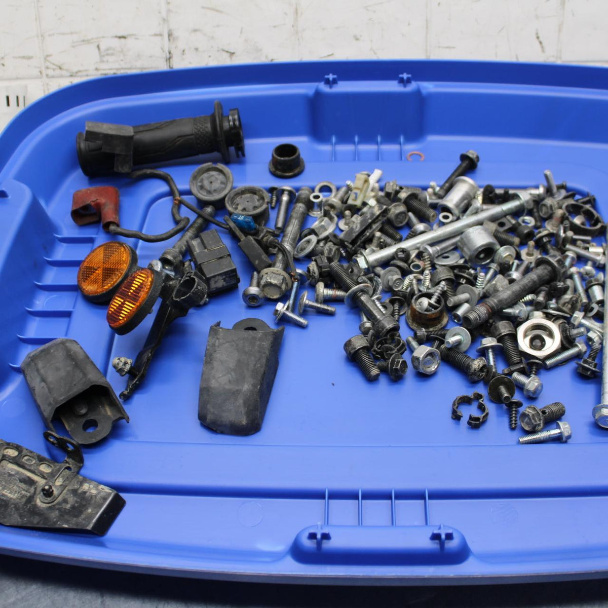 19 YAMAHA YZF R3 LEFTOVER BOLTS HARDWARE MOTOR SCREWS AND MISC. BB56