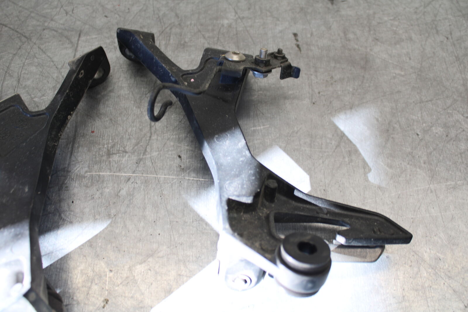 19-22 KAWASAKI Z400 REAR BACK PASSENGER PEG SET PAIR BB708