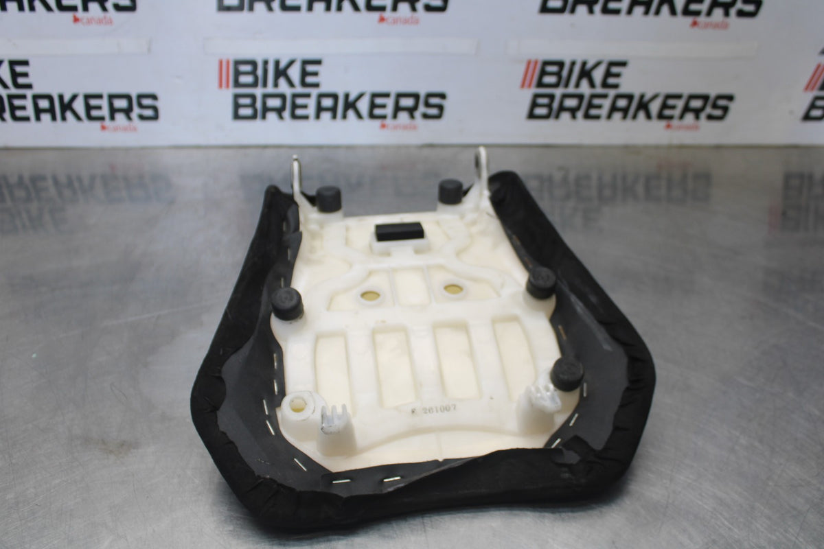 11-26 SUZUKI GSXR750 FRONT DRIVERS SEAT PAD SADDLE PILLION BB900-A