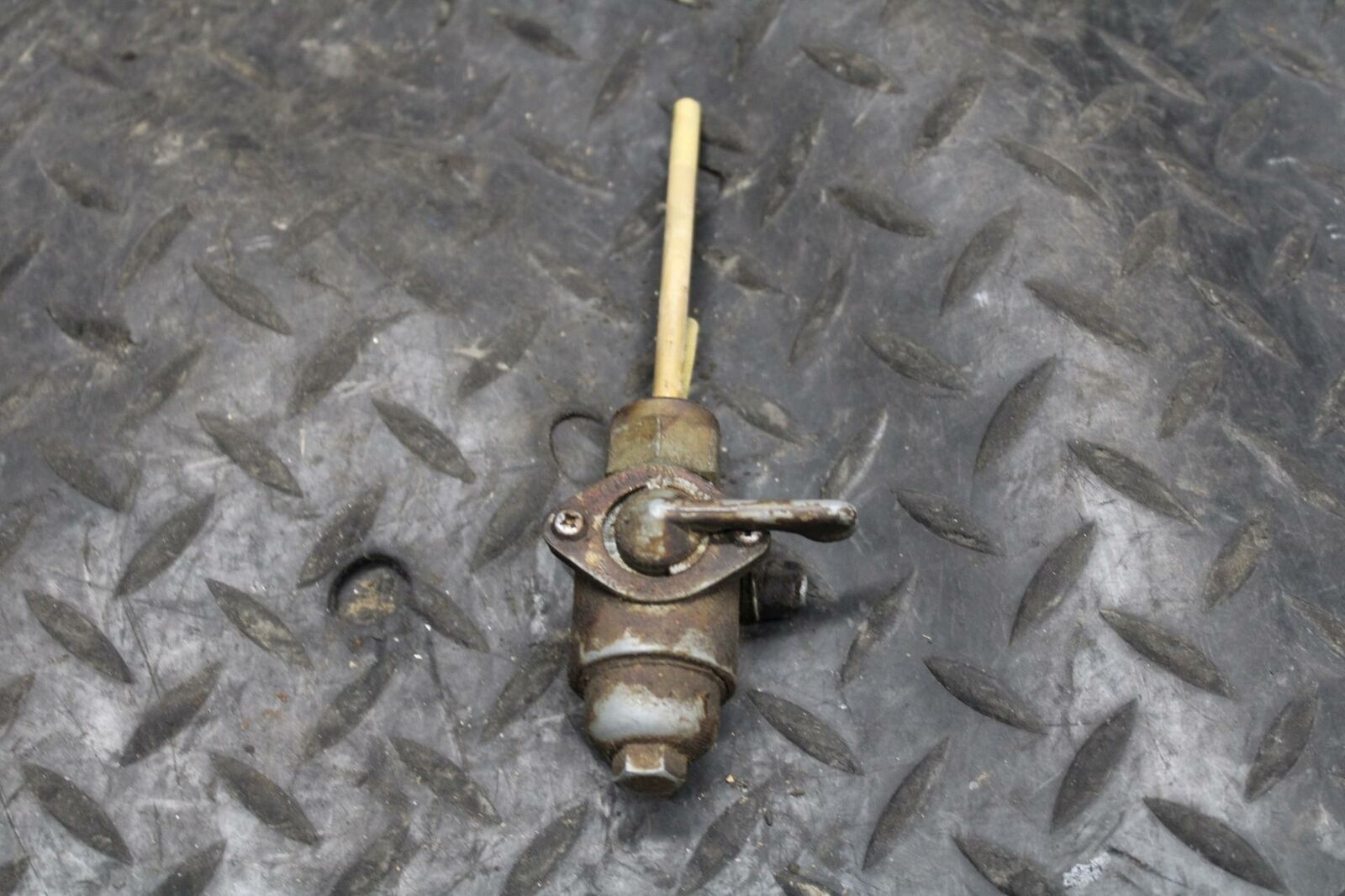 71 YAMAHA L5 GAS TANK FUEL COCK PETCOCK SHUT OFF VALVE BB230