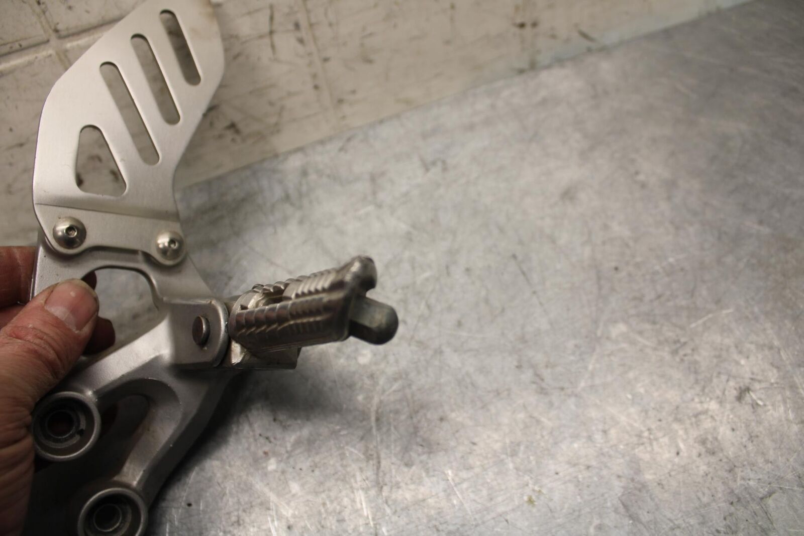 2006 Suzuki GSXR750 LEFT REARSET REAR SET DRIVER FOOT PEG REST STOP BB40