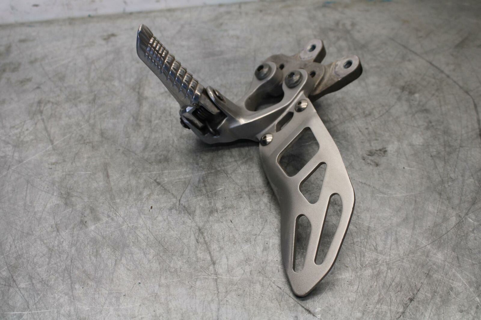15-21 SUZUKI GSXR600 LEFT REARSET REAR SET DRIVER FOOT PEG REST STOP BB418 B