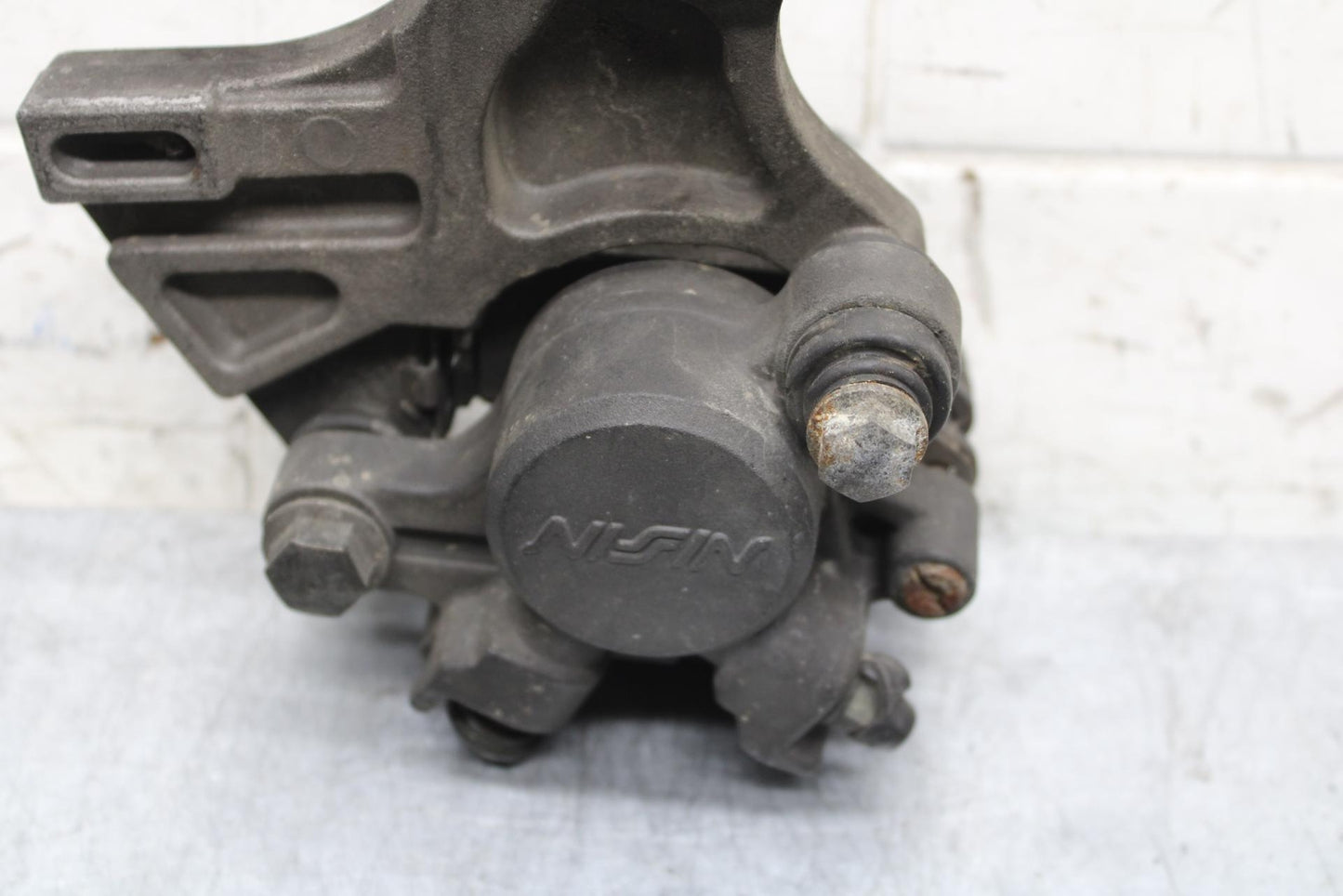 2005 Yamaha YZF R6 REAR BRAKE CALIPER W MOUNT BRACKET 5SL-2580W-00-00 BB62