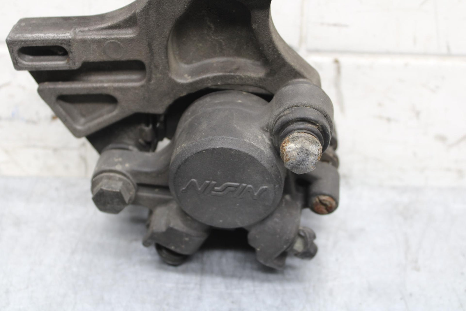 2005 Yamaha YZF R6 REAR BRAKE CALIPER W MOUNT BRACKET 5SL-2580W-00-00 BB62