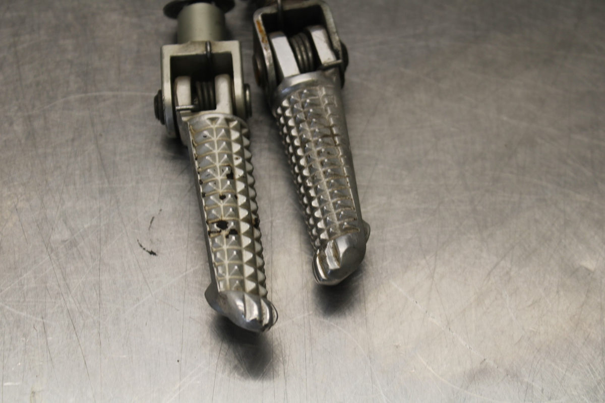 03 YAMAHA YZF R1 FRONT FOOT RESTS PEGS STEPS SET PAIR BB895