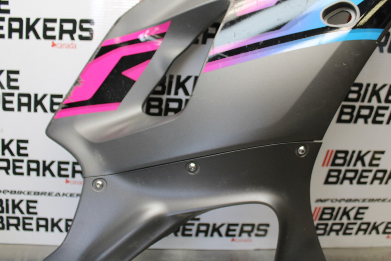 22-25 YAMAHA YZF R7 RIGHT MID UPPER SIDE FAIRING COWL BB182