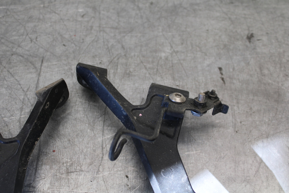 19-22 KAWASAKI Z400 REAR BACK PASSENGER PEG SET PAIR BB708