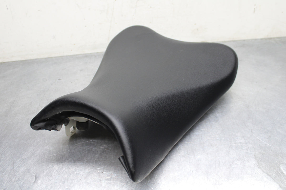 09 SUZUKI GSXR600 FRONT DRIVERS SEAT PAD SADDLE PILLION BB759