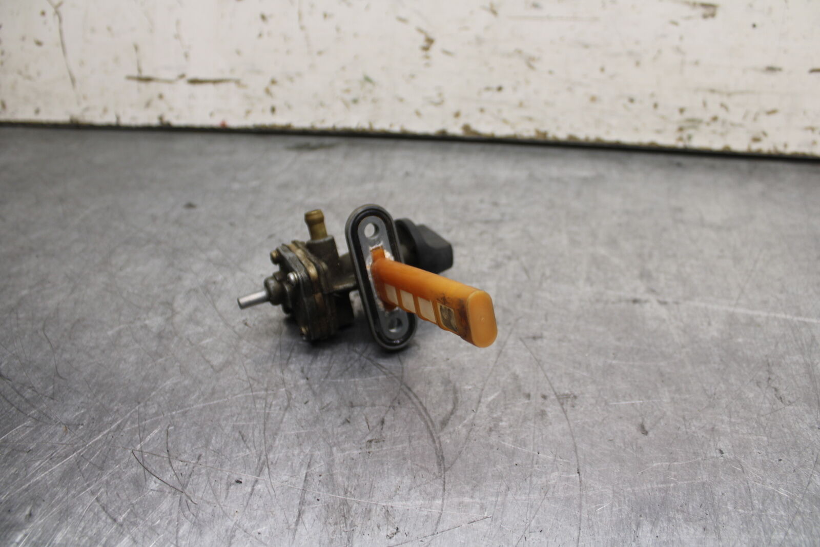 04-05 SUZUKI KATANA 750 GSX750F FUEL GAS TANK PETCOCK SHUT ON OFF VALVE BB110