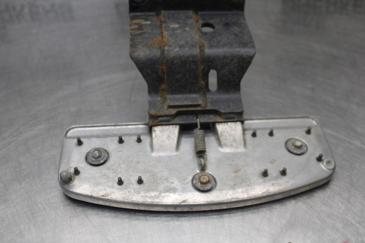 05-09 SUZUKI BOULEVARD C90 LEFT FRONT FOOT REST PEG STEP BB918