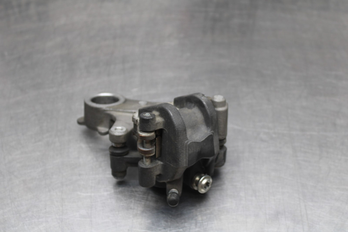 07 SUZUKI GSXR1000 REAR BACK BRAKE CALIPER W MOUNT BRACKET BB770