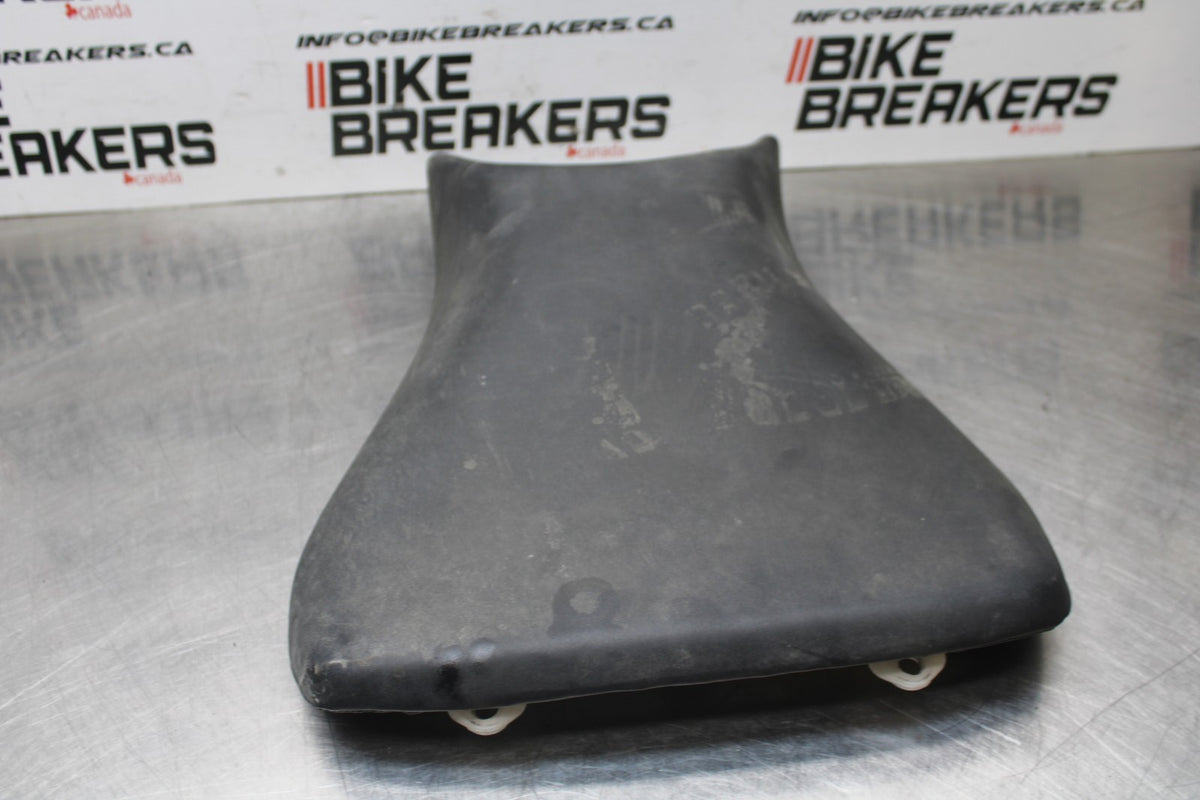 05 YAMAHA YZF R6 FRONT DRIVERS SEAT PAD SADDLE PILLION BB814