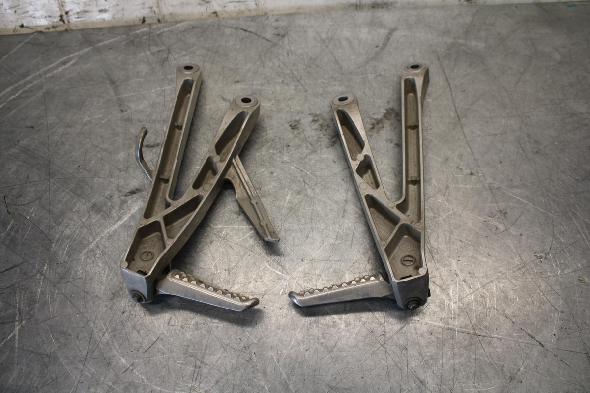 2011 Honda CBR600RR REAR BACK PASSENGER PEG SET PAIR 50720-MEL-305 BB520