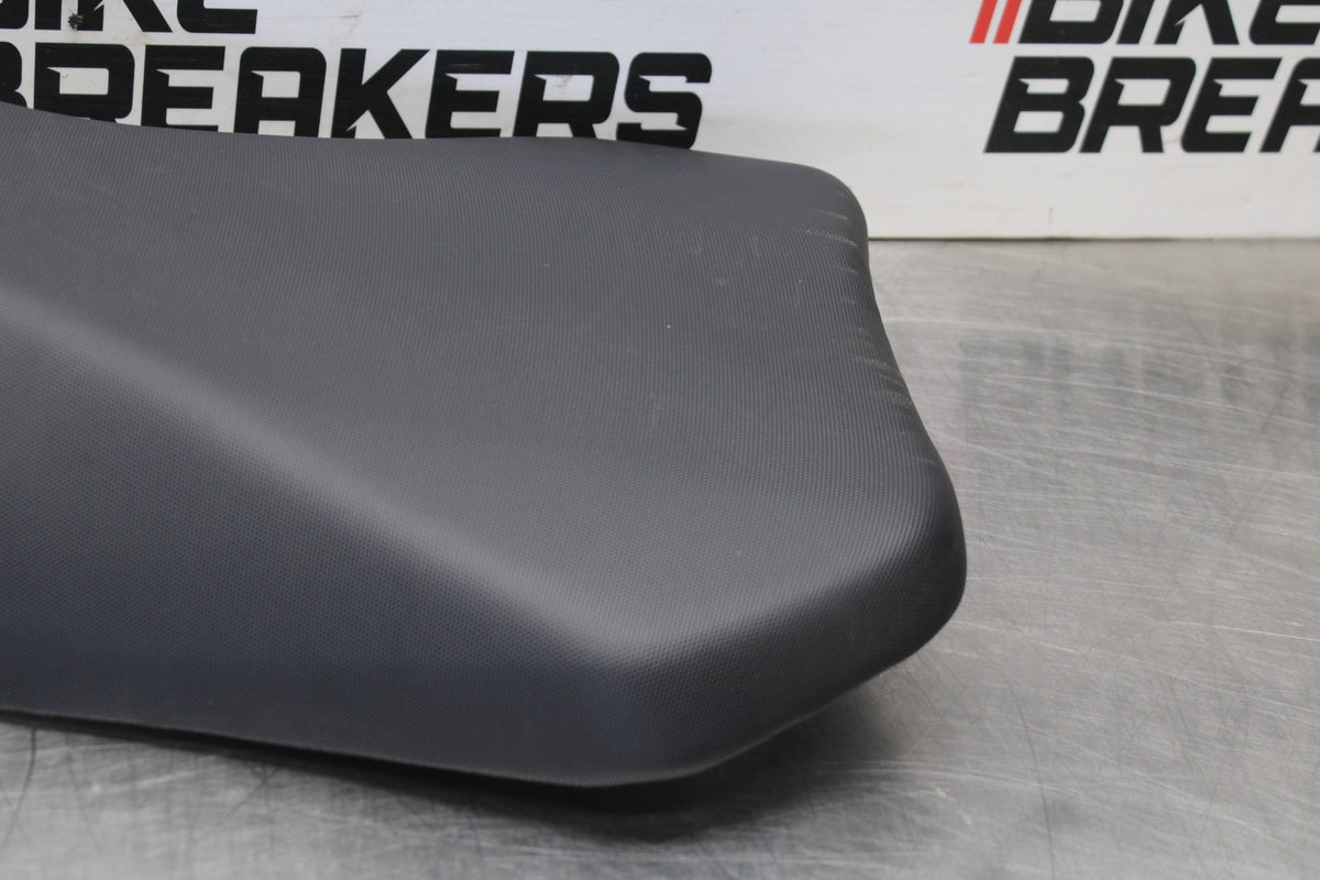 15-26 SUZUKI GSXR600 FRONT DRIVERS SEAT PAD SADDLE PILLION BB888