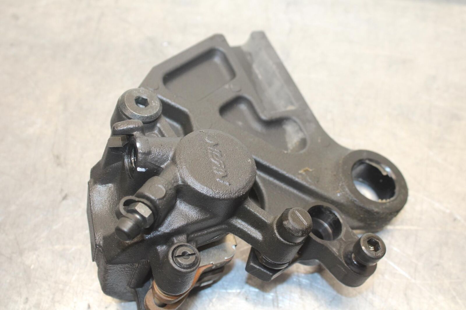 23 KAWASAKI NINJA ZX6R 636 REAR BACK BRAKE CALIPER W MOUNT BRACKET BB609
