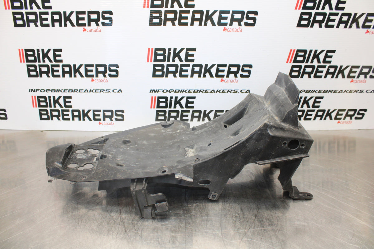 09-15 YAMAHA FZ6R REAR BACK TAIL UNDERTAIL BATTERY TRAY PLASTIC BB161