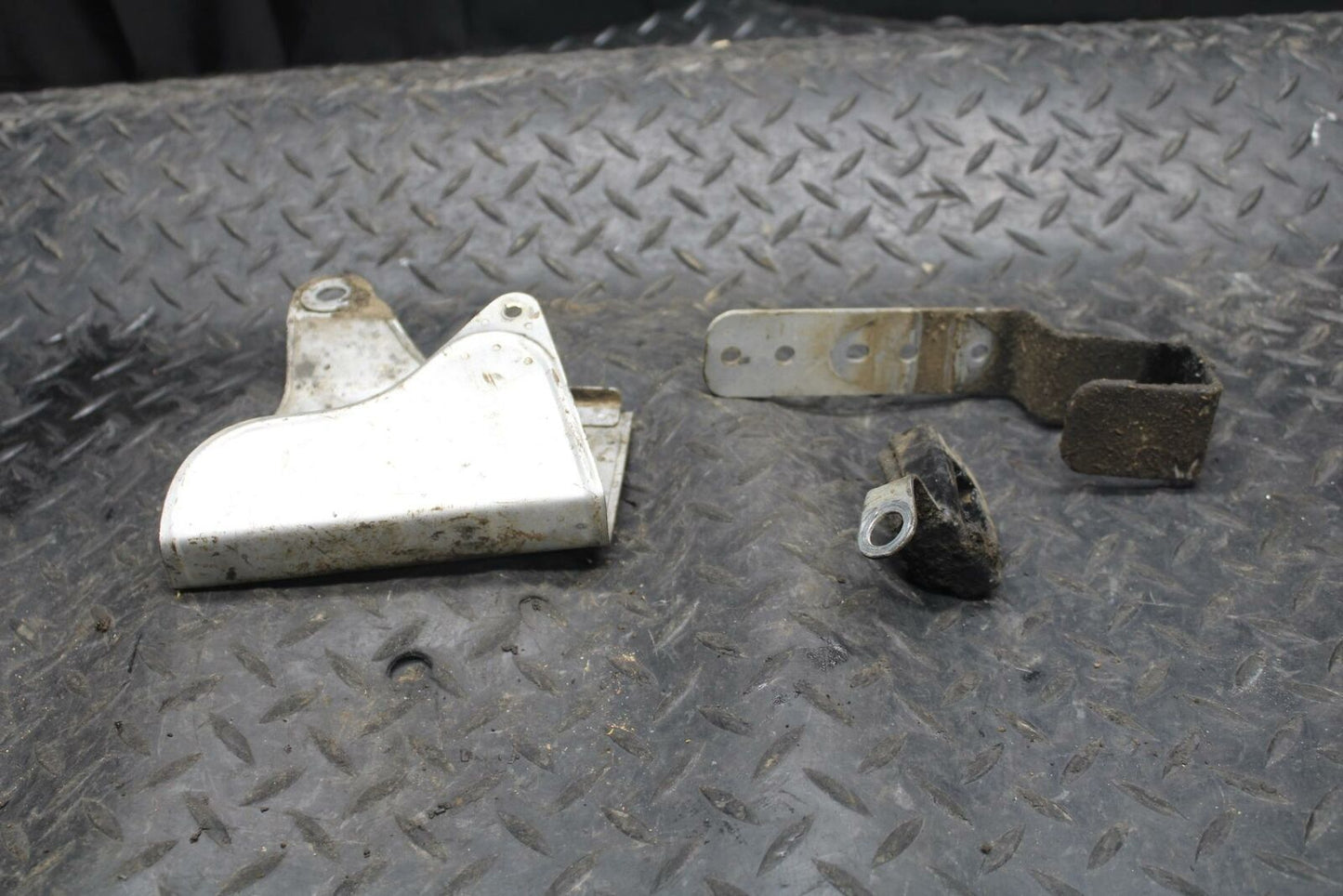 71 YAMAHA L5 SWINGARM CHAIN BUFFER GUARD  BB230
