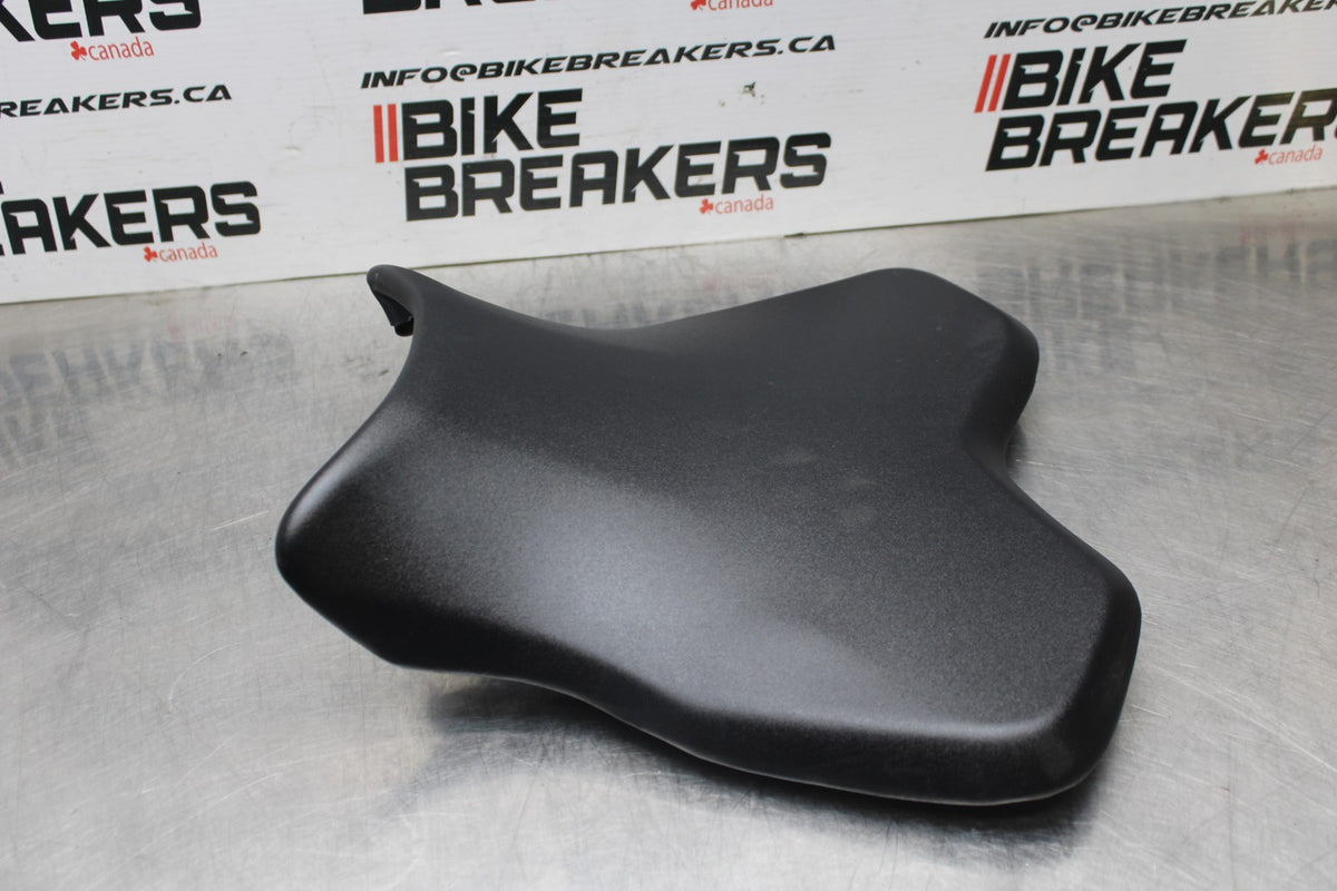 18 YAMAHA YZF R1  FRONT DRIVERS SEAT PAD SADDLE PILLION BB838