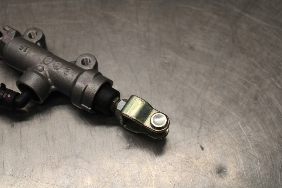 25 KAWASAKI Z900 REAR BACK BRAKE MASTER CYLINDER W RESERVOIR BB928