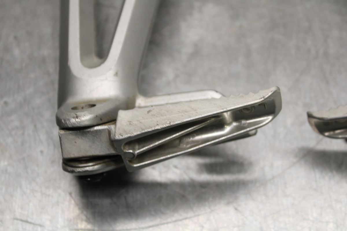08-10 SUZUKI GSXR 600 REAR BACK PASSENGER PEG SET PAIR BB753