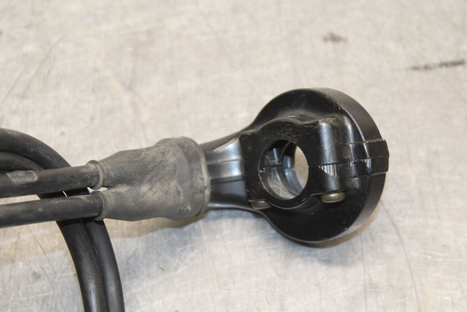 03-04 TRIUMPH DAYTONA 600 THROTTLE CABLE LINE HOUSING GUIDE BB745