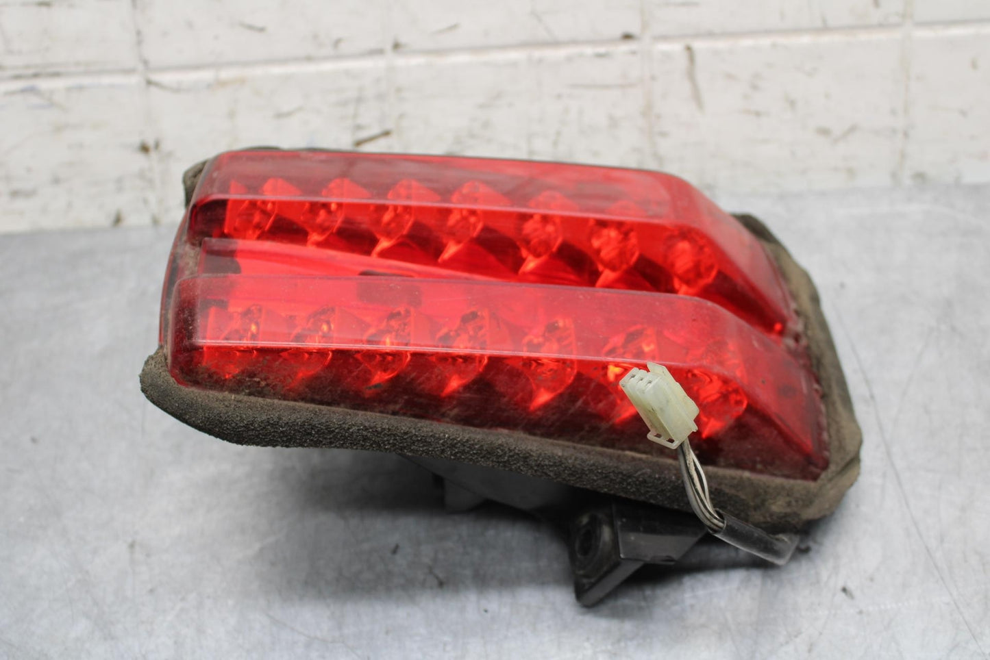 2006 Suzuki SV650S REAR TAIL TAILLIGHT BACK BRAKE LIGHT BB65