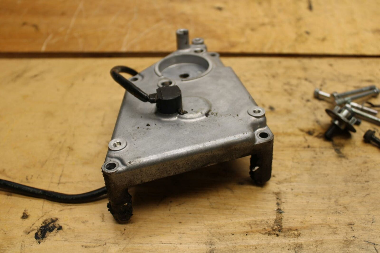 07-12 SUZUKI BANDIT 650S SPEED SPEEDOMETER SENSOR BRACKET BB328