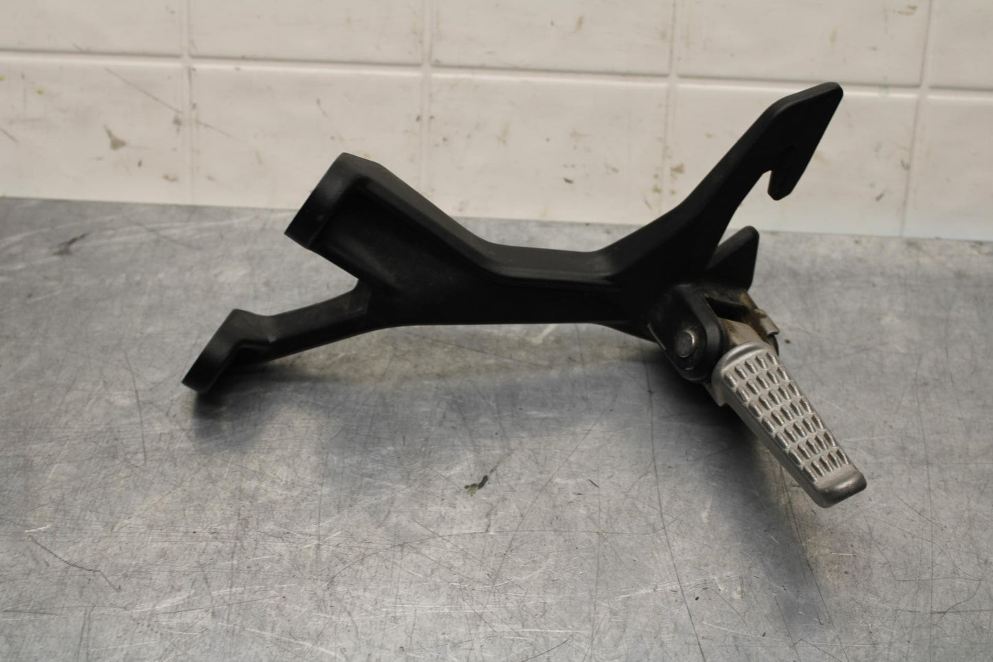 19-22 KAWASAKI Z400 LEFT REAR BACK PASSENGER PEG BB586