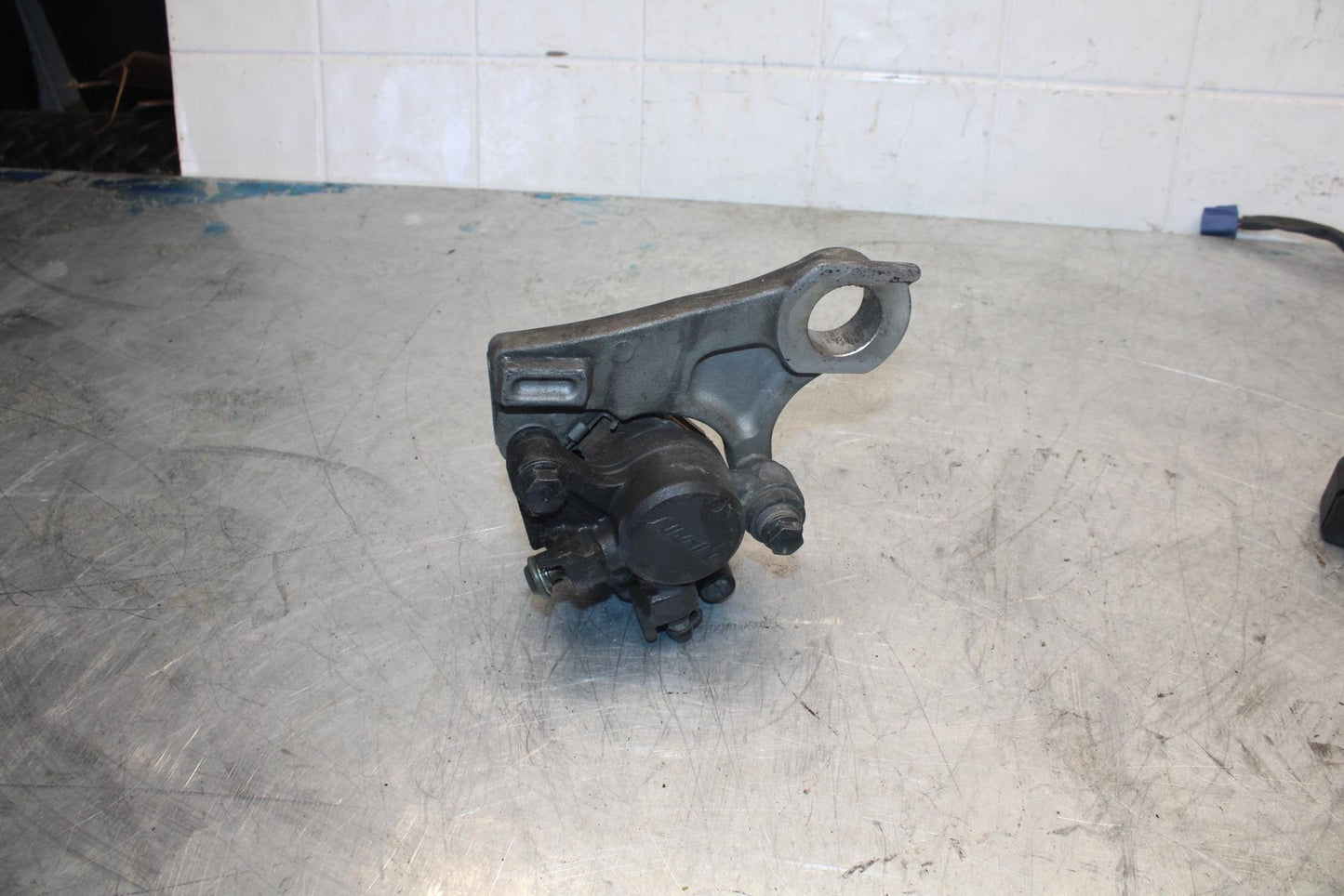 07-08 YAMAHA YZF R1 REAR BACK BRAKE CALIPER W MOUNT BRACKET BB425