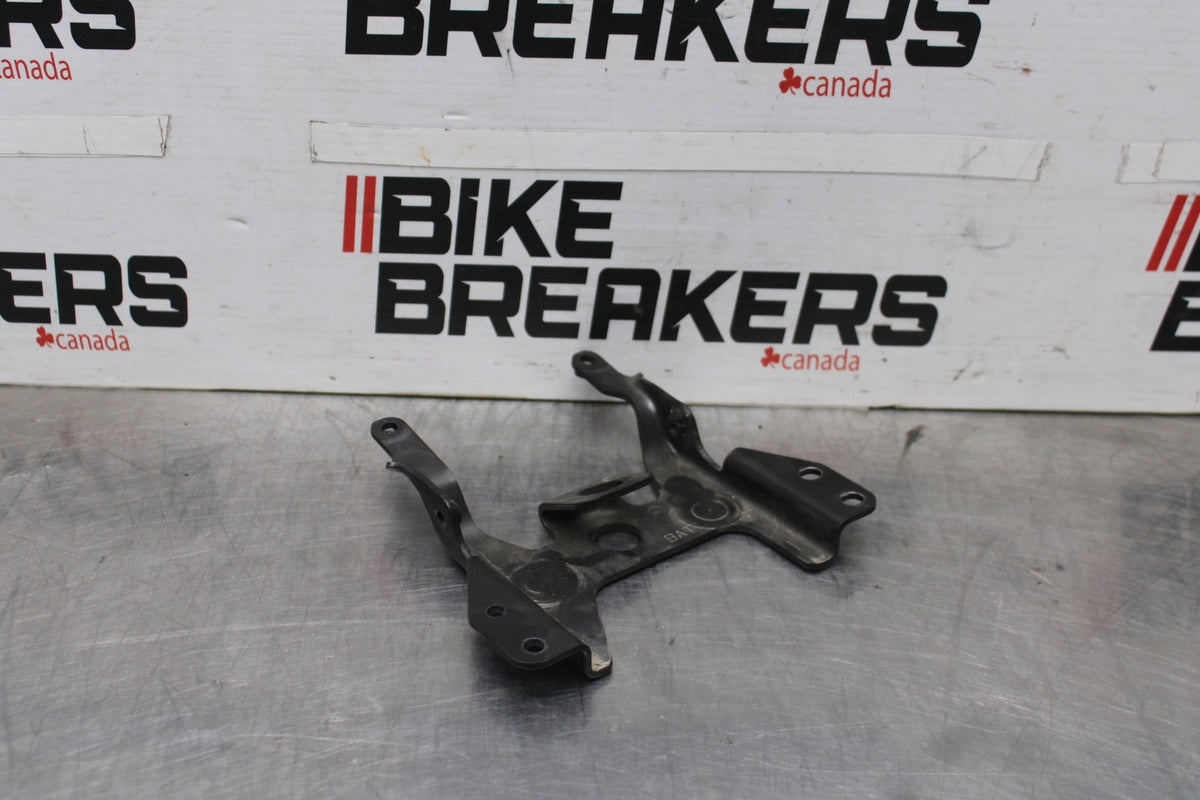 23-24 YAMAHA MT-07 FRONT SEAT MOUNTING BRACKET MOUNT BB927
