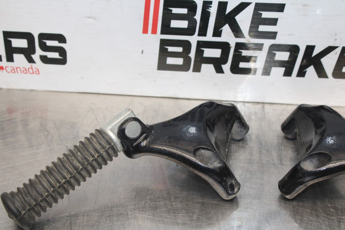 09 HARLEY-DAVIDSON SPORTSTER 1200 CUSTOM XL1200C REAR PASSENGER FOOT PEGS BB776