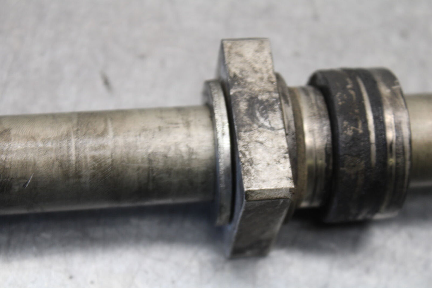 16 KAWASAKI NINJA ZX10R REAR AXLE BACK WHEEL RIM BOLT AXEL 41068-0613 BB650