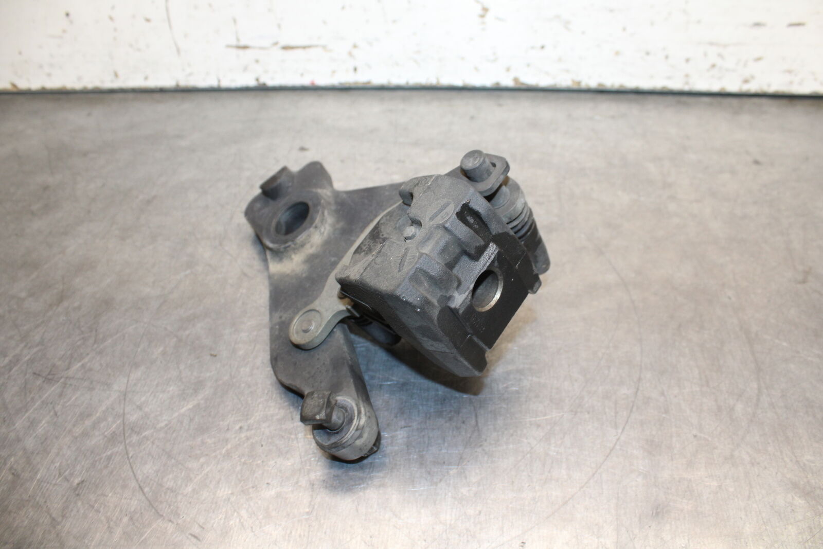 12-13 KAWASAKI Z1000 REAR BACK BRAKE CALIPER W MOUNT BRACKET BB743