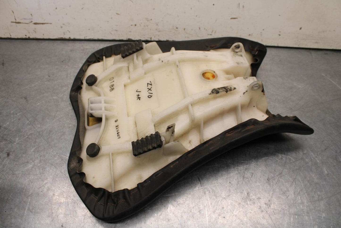 08-19 KAWASAKI NINJA ZX10R FRONT DRIVERS SEAT PAD SADDLE PILLION BB636