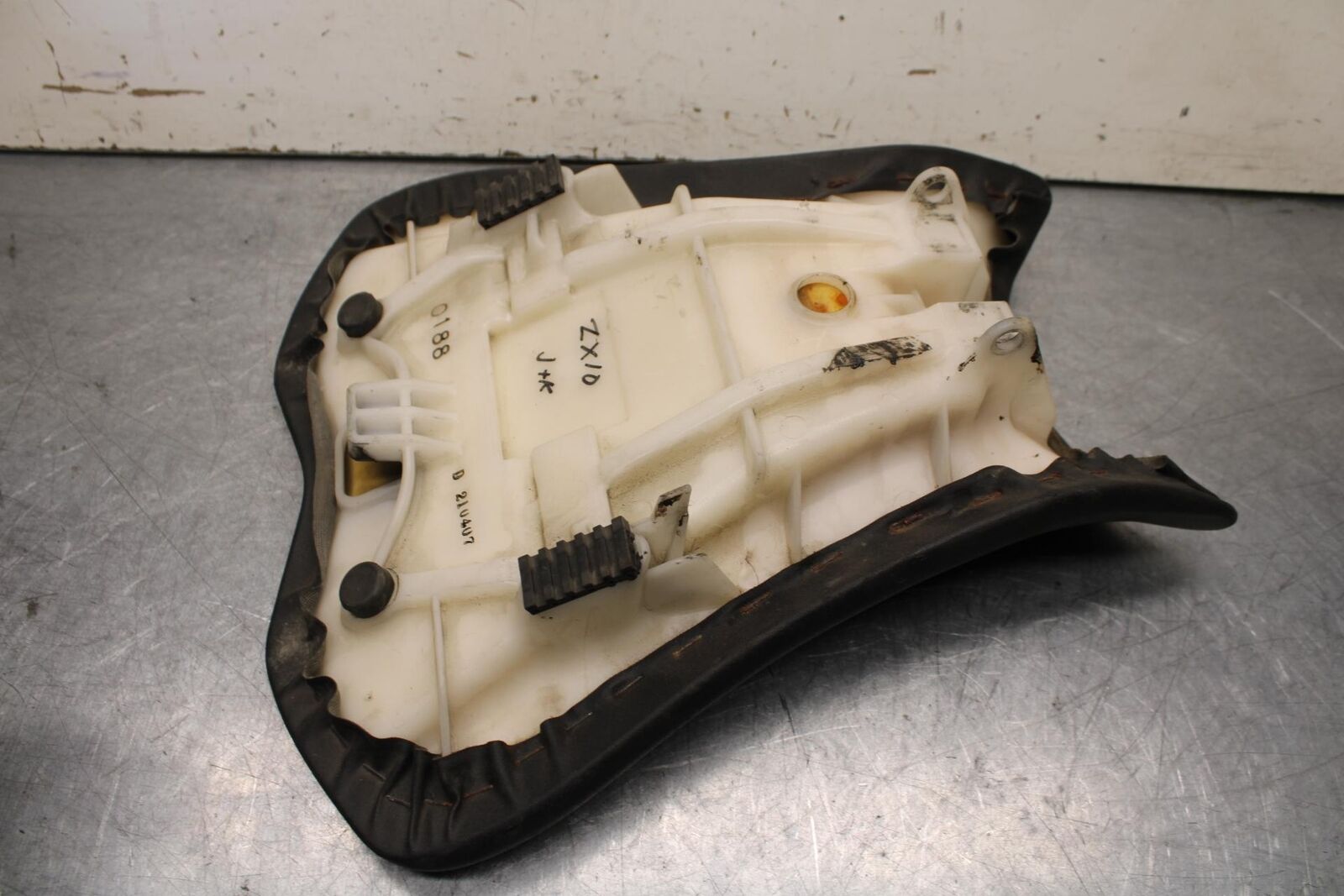 08-19 KAWASAKI NINJA ZX10R FRONT DRIVERS SEAT PAD SADDLE PILLION BB636