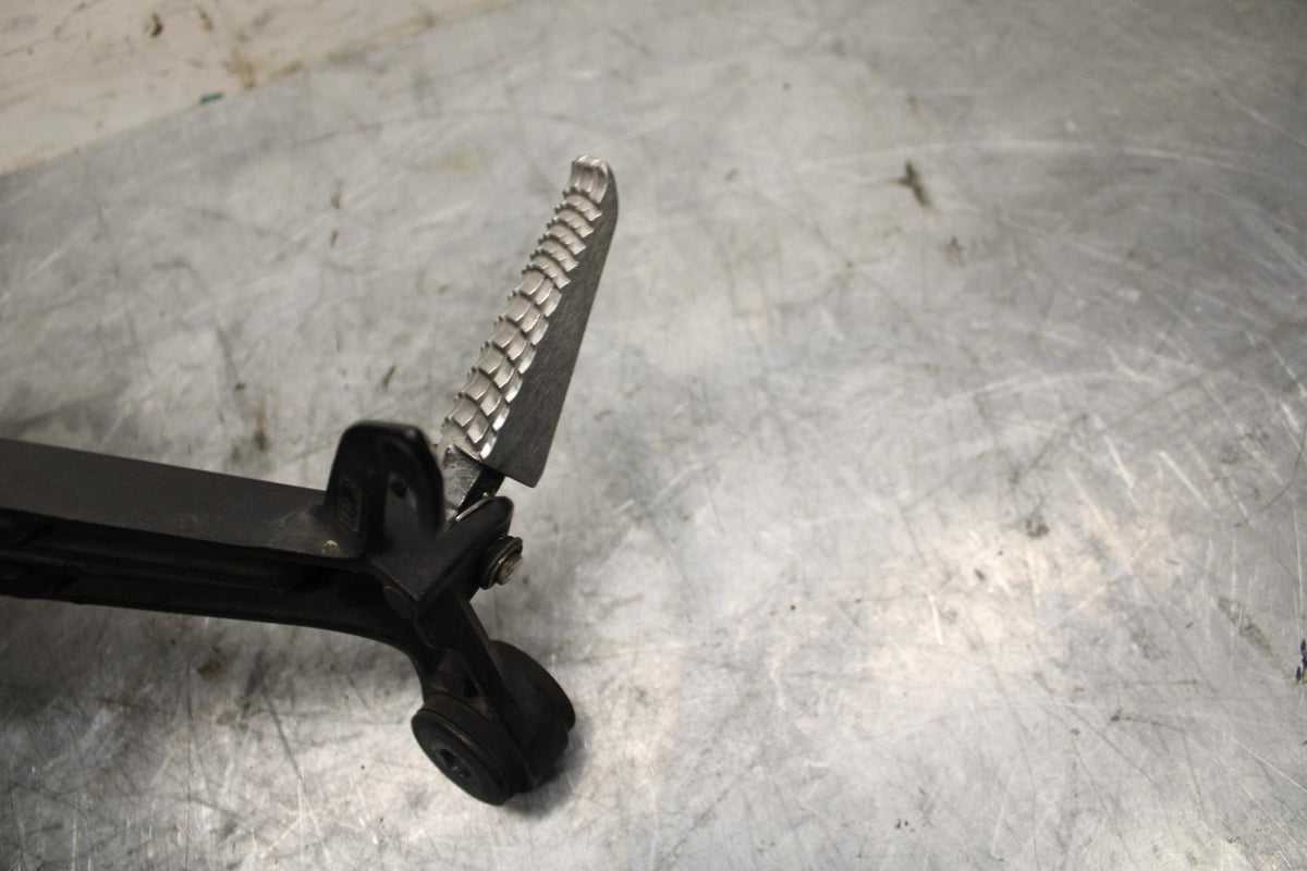 13 SUZUKI GSXR750 RIGHT REAR BACK PASSENGER PEG BB474