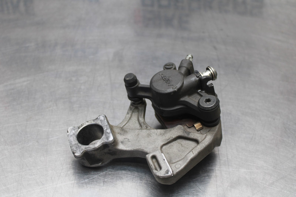 09 SUZUKI GSXR1000 REAR BACK BRAKE CALIPER W MOUNT BRACKET BB777