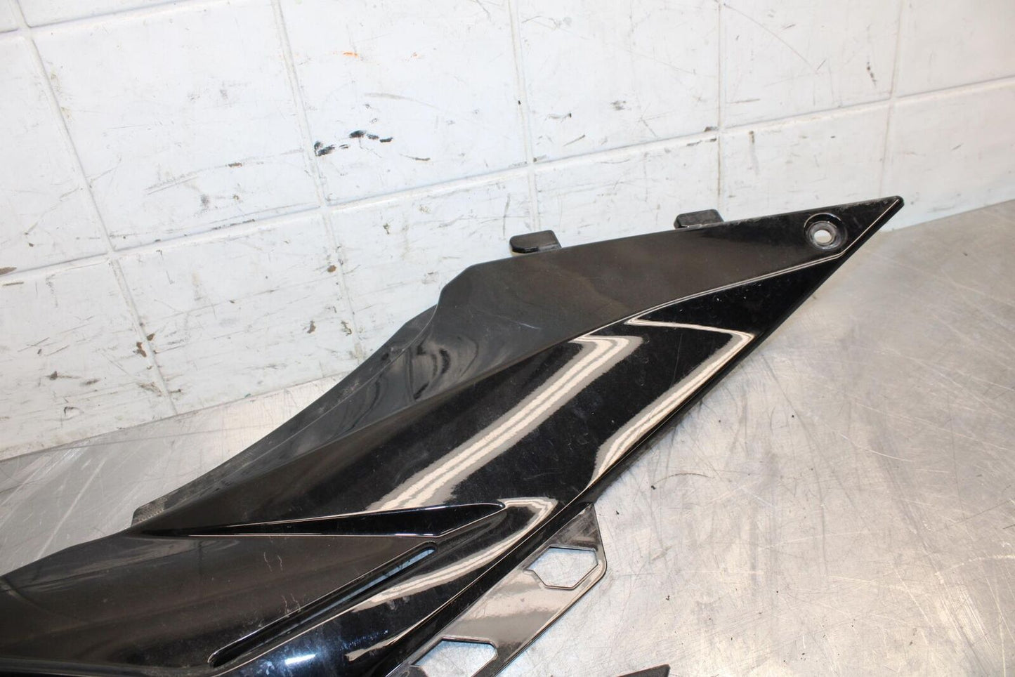 17-23 SUZUKI GSXR 250 GSX250RL8 RIGHT FRONT SIDE SEAT SADDLE PANEL TRIM  BB490