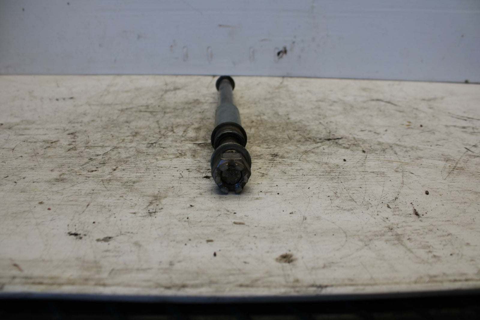 01 KAWASAKI VULCAN 1500 REAR AXLE BACK WHEEL RIM PIVOT BOLT AXEL BB301