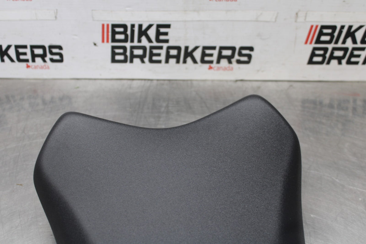 24-25 KAWASAKI NINJA ZX6R FRONT DRIVERS SEAT PAD SADDLE PILLION BB939