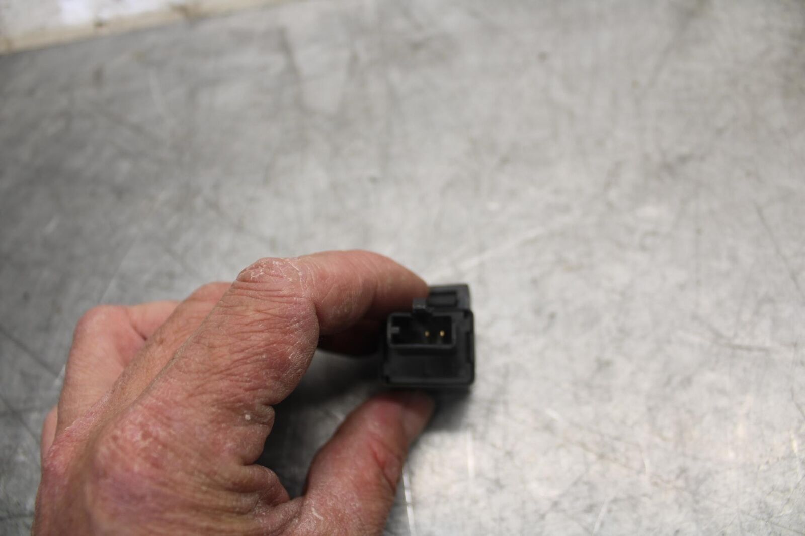 19-20 KAWASAKI NINJA ZX6R TURN SIGNAL BLINKER RELAY FLASHER SWITCH BB517